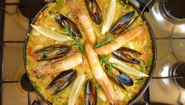 Making the Right Choice: Choosing A Paella Caterer for Your Party